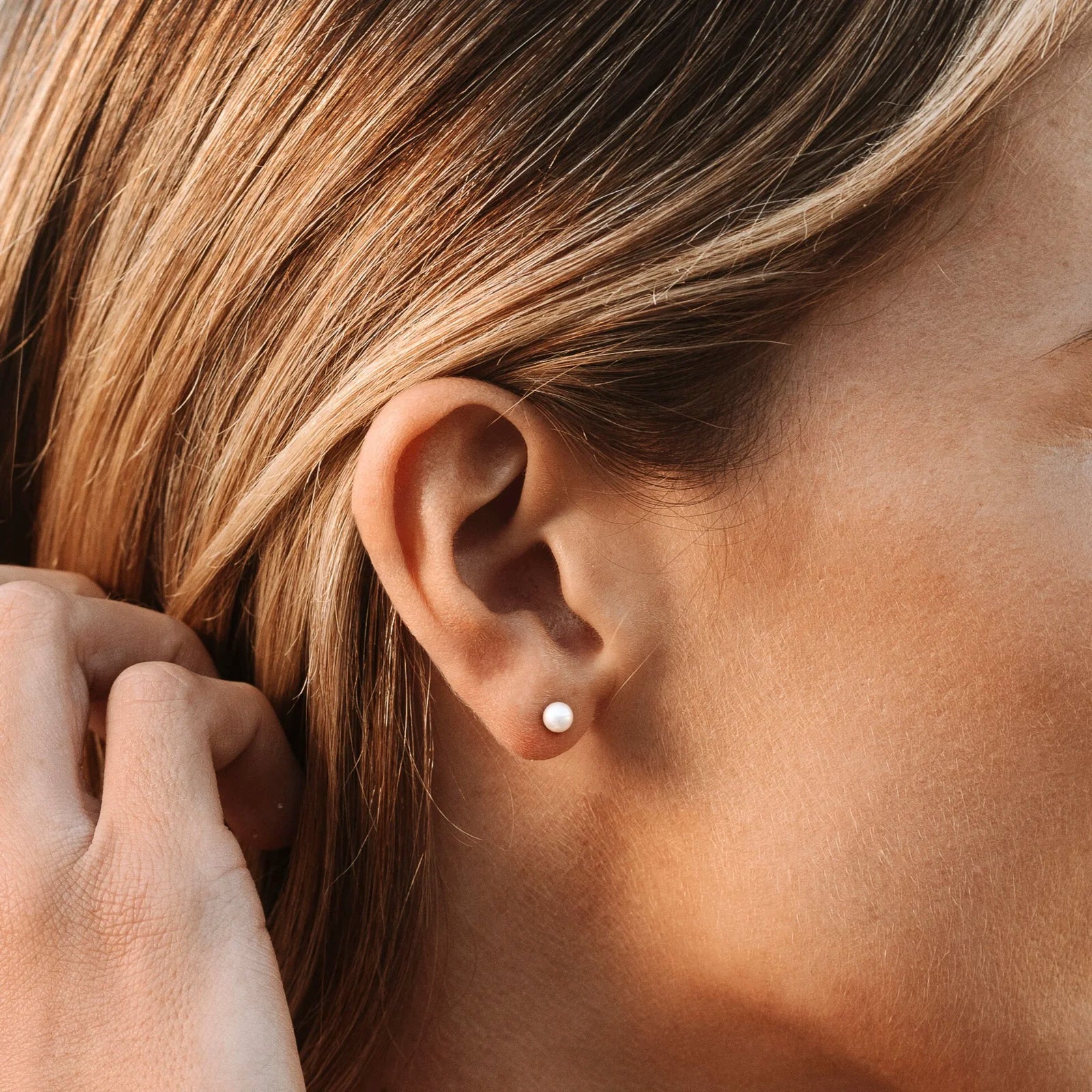 stud-pearl_0a45484b-7904-4b28-a0c3-9dd4347dbe3d Pearl Stud Earrings - Image 1